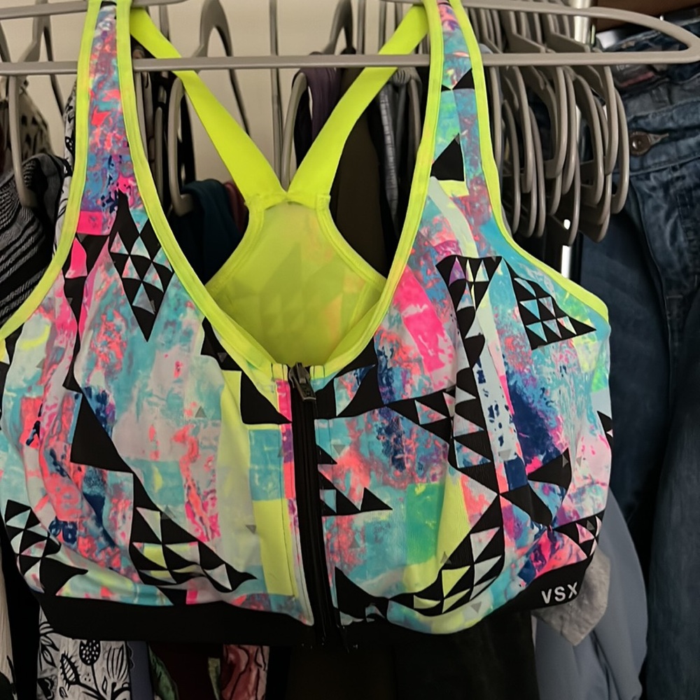 Victoria's Secret Sport bundle White Floral
Knockout Leggings and bra - Picture 9 of 13